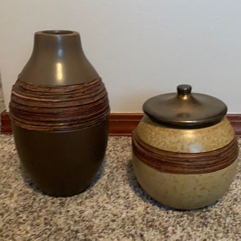 Pottery/ vase